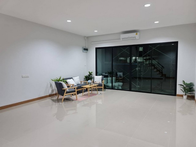 ให้เช่า โฮมออฟฟิศ พัฒนาการ 84 แปลงมุม 4 ชั้น เนื้อที่ 44 ตร.ว พื้นที่ใช้สอย 240 ตร.ม 4 ห้องนอน 6 ห้องน้ำ