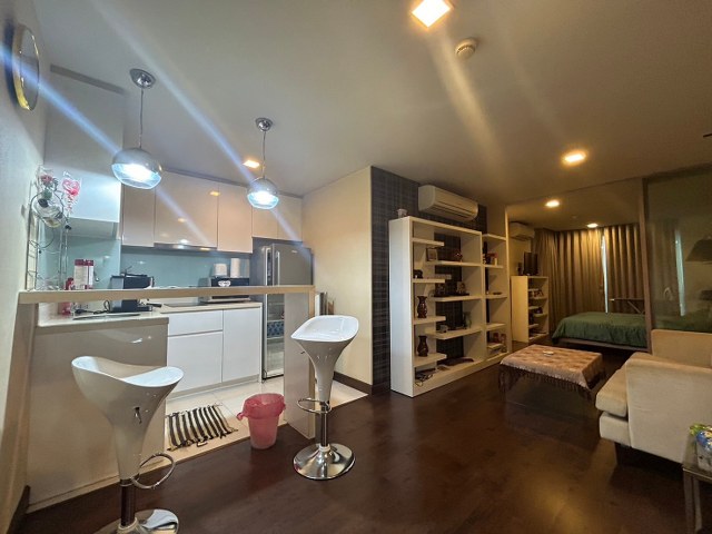  PZ175 : ขายคอนโด Liv@5 ขนาด  38.77 ตรม. สุขุมวิท ซอย 5  ใกล้รถไฟฟ้า BTS นานา ใกล้ Terminal 21 เขตวัฒนา  กรุงเทพฯ-ราคา  4,300,000 บาท**รายละเอียด**-ขายคอนโด Liv@5  ลิฟว์ แอท ไฟว์ คอนโดมิเนียม, กรุงเทพ -สุขุมวิท ซอย 5 -ขนาดพื้นที 38.77  ตรม.-ชั้น 2-แบบ 1 ห้องนอน, -1 ห้องน้ำ-1 ห้องนั่งเล่น, -1 ห้องครัว-พร้อมเฟอร์นิเจอร์ทั้งห้อง-เครื่องใช้ไฟฟ้าครบครัน **หากซื้อลงทุน ผลตอบแทนจากการลงทุนปล่อยเช่าก็คุ้ม**จุดเด่น**คอนโดลิฟ