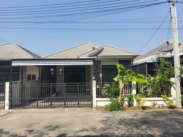  รายละเอียดเพิ่มเติม Code ID :  PSC00383  ราคาขาย  2,489,000  บาท- ขนาดพื้นที่ :  36.20 ตร.ว.- พื้นที่ใช้สอย : 106.00 ตร.ม. - จำนวนห้อง :  2 ห้องนอน 2 ห้องน้ำ  - ที่จอดรถ :   1 คัน- บ้านหันทางทิศ : เหนือ พิกัดทรัพย์ :  https://maps.app.goo.gl/kwbuLMrf9GsSRZxm6    สถานที่ใกล้เคียง- ใกล้  ชายหาดแหลมฉบัง- ใกล้  ตลาดวรกิจ- ใกล้  มหาวิทยาลัยเกษตรศาสตร์ วิทยาเขตศรีราชา- ใกล้  โรงพยาบาลวิภาราม แหลมฉบังสอบถามเพิ่มเติม/นัดชมโทร. 097-419-5982(พลอย)โทร. 096-932-4624(อ�