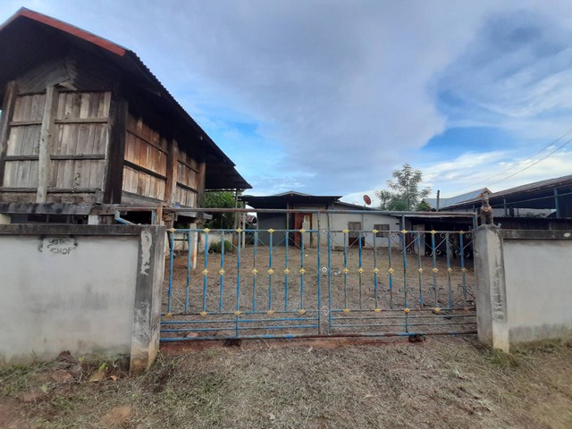 รายละเอียดเพิ่มเติม Code ID :  PAP6-0488  ราคาขาย  820,000  บาท- ขนาดพื้นที่ :  130 ตรว.   - พื้นที่ใช้สอย :  218 ตรม.  - จำนวนห้อง :   2 ห้องนอน 2 ห้องน้ำ  - ที่จอดรถ :  1 คัน- บ้านหันทางทิศ : ตะวันตกเฉียงเหนือ พิกัดทรัพย์ :  https://maps.app.goo.gl/AWYRqahRu2mH335o6    สถานที่ใกล้เคียง- ใกล้  โรงพยาบาลแก้งคร้อ- ใกล้   ตลาดสดเทศบาลตำบลแก้งคร้อ- ใกล้  โลตัส ชัยภูมิ- ใกล้   โรงเรียนกุดตุ้มสามัคคีวิทยาสอบถามเพิ่มเติม/นัดชมโทร. 097-419-5982(พลอย)โท�