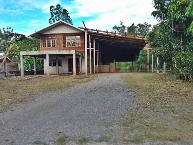   รายละเอียดเพิ่มเติม Code ID :  PAP:6-0202  ราคาขาย 807,000  บาท- ขนาดพื้นที่ :  157 ตรว. - พื้นที่ใช้สอย :  252.25 ตรม. - จำนวนห้อง :    3 ห้องนอน 2 ห้องน้ำ- ที่จอดรถ :   1 คัน- บ้านหันทางทิศ :  ตะวันตกเฉียงเหนือ พิกัดทรัพย์ :  https://maps.app.goo.gl/b4jRh8eppmDX2Tdo9    สถานที่ใกล้เคียง- ใกล้  วัดแจ้งสว่าง- ใกล้  โรงเรียนบ้านกุดจอก- ใกล้  โลตัส ชุมแพ- ใกล้  โรงเรียนบ้านชุมแพสอบถามเพิ่มเติม/นัดชมโทร. 097-419-5982(พลอย)โทร. 096-932-4624(ออมสิน)Line : @panaya (มี@ด้า