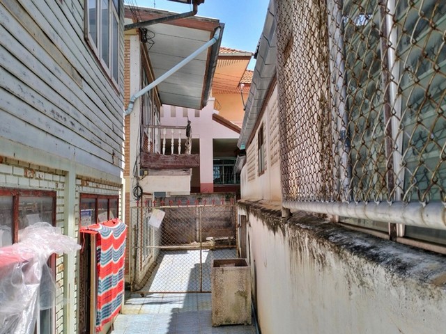   รายละเอียดเพิ่มเติม Code ID :  PAPZA_186  ราคาขาย  625,130  บาท- ขนาดพื้นที่ : 29.7 ตรว.  - พื้นที่ใช้สอย :  107.5 ตรม. - จำนวนห้อง :   2 ห้องนอน 2 ห้องน้ำ- ที่จอดรถ :   1 คัน- บ้านหันทางทิศ :  ตก พิกัดทรัพย์ :  https://maps.app.goo.gl/UNJKHuQTUv76XSR19    สถานที่ใกล้เคียง- ใกล้  โรงพยาบาลชัยภูมิ- ใกล้  โลตัส ชัยภูมิ- ใกล้  วิทยาลัยเกษตรและเทคโนโลยีชัยภูมิ- ใกล้  วัดชัยภูมิวนารามสอบถามเพิ่มเติม/นัดชมโทร. 097-419-5982(พลอย)โทร. 096-932-4624(ออมสิน)Line : @panaya (ม�