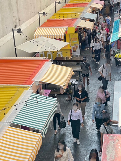 พื้นที่ให้เช่าติดรถไฟฟ้าBTSอารีย์  อาคารปียวรรณ คนผ่านต่อวันเยอะมาก ซอยทางเดินทะลุไปรถไฟฟ้า