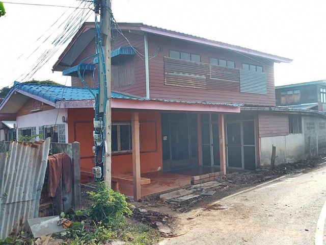   รายละเอียดเพิ่มเติม Code ID : PAP6-0074  ราคาขาย 567,490  บาท- ขนาดพื้นที่ :  59 ตรว. - พื้นที่ใช้สอย :  228.99 ตรม. - จำนวนห้อง :   2 ห้องนอน 2 ห้องน้ำ - ที่จอดรถ :   1 คัน- บ้านหันทางทิศ : ตก พิกัดทรัพย์ :  https://maps.app.goo.gl/PHZNEbgxTUZWo9u4A    สถานที่ใกล้เคียง- ใกล้  วัดโพธิ์กุดตุ้ม- ใกล้  โรงพยาบาลชัยภูมิ- ใกล้  โรงเรียนกุดตุ้มสามัคคีวิทยา- ใกล้  โลตัส ชัยภูมิสอบถามเพิ่มเติม/นัดชมโทร. 097-419-5982(พลอย)โทร. 096-932-4624(ออมสิน)Line : @panaya (มี@ด้านหน�