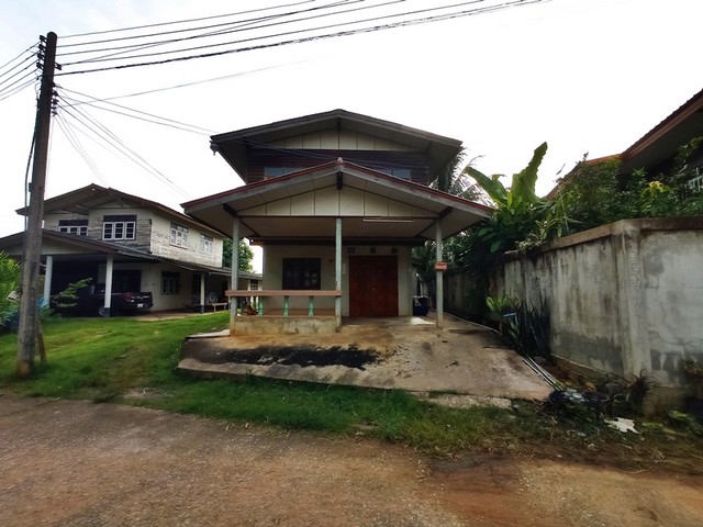   รายละเอียดเพิ่มเติม Code ID : PAP3-0472  ราคาขาย 540,000  บาท- ขนาดพื้นที่ : 34 ตรว.  - พื้นที่ใช้สอย : 108.49 ตรม.  - จำนวนห้อง :  2 ห้องนอน 2 ห้องน้ำ  - ที่จอดรถ :   1 คัน- บ้านหันทางทิศ :  เหนือ พิกัดทรัพย์ :  https://maps.app.goo.gl/3RApqcBaK6TSarHR6    สถานที่ใกล้เคียง- ใกล้  โรงเรียนบ้านโพธิ์ใหญ่- ใกล้  โรงเรียนโสตศึกษาจังหวัดชัยภูมิ- ใกล้  โรงพยาบาลชัยภูมิ- ใกล้  โลตัส ชัยภูมิสอบถามเพิ่มเติม/นัดชมโทร. 097-419-5982(พลอย)โทร. 096-932-4624(ออมสิน)Line 