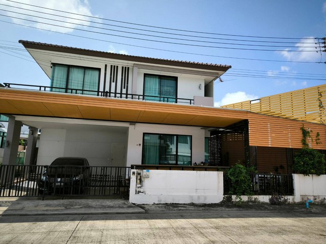 ZW329เช่า บ้านเดี่ยว2ชั้น เดอะพราว พระราม2-มหาชัย(น้ำเก็ก) สมุทรสาคร  ที่ตั้ง เลขที่ 88/56 ซ.B2 หมู่บ้านเดอร์พราว2 ถ.เอกชัย ต.มหาชัย อ.เมือง จ.สมุทรสาคร เนื้อที่ 54 ตรว.2 ชั้น- บ้านสวยตกแต่งหรูหรา- บ้านหัวมุม - ห้องรับแขกกว้าง- 4 ห้องนอน, 3ห้องน้ำ- เฟอร์นิเจอร์บิ้วอิน- ต่อเติมห้องครัวบิ้วอิน มีครัวไทยด้านนอก- ต่อเติมรอบบ้าน- จอดรถในบ้านได้2คัน- หน้าบ้านต่อเติมมุมนั่งเล่นพักผ่อน- 