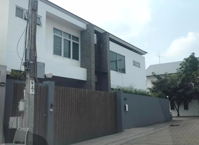  ขายบ้าน หมู่บ้านธารารมณ์  รามคำแหง ซ.9 เนื้อที่ 126 ตรว มี 4 นอน 5 น้ำ