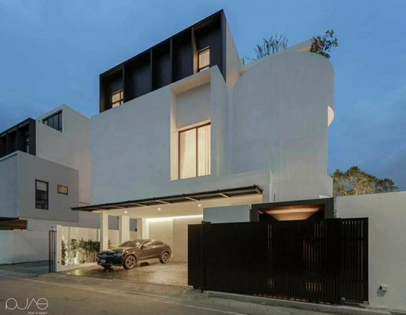 พูลวิลล่า 4 ชั้น ที่มองเห็นวิวดอยสุเทพแบบ 180 องศา ทำเลดีดีใกล้นิมมาน