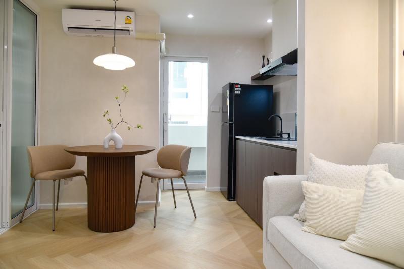  SW000763 ขายคอนโด 2ห้องนอน ตรงข้าม One Nimman ใกล้ห้าง Maya เชียงใหม่โลเคชัน      : สุขเกษม นิมมาน เชียงใหม่ ขนาด        ：  48 ตรม. ชั้น            ：    4ประเภทห้อง： 2 ห้องนอน 1  ห้องน้ำราคาขาย :  2,890,000 บาท ค่าโอนคนละครึ่งสถานที่ใกล้เคียง????One Nimman 150เมตร????Maya 200เมตร????Yellow cafe 200เมตร????Starbucks nimman 200เมตร????มนต์นมสด 250เมตร????Chiang Mai University 1.5 กิโลเมตร????Chiang Mai Airport 5 กิโลเมตรสนใจติดต่อ Line @shoriasset(มี @ ด้วยนะคะ)https://lin.ee/TaMYx2l.K.เอ็ม 0869103639K.ดา 0647874793----------------------------------------------