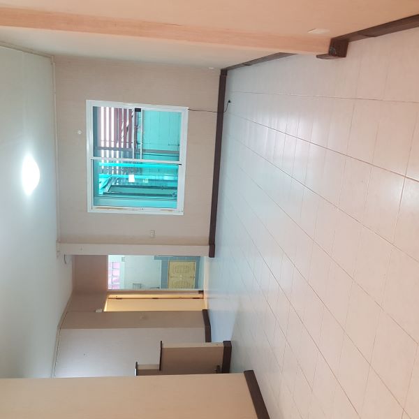  ขายทาวน์เฮ้าส์ 2 ชั้น หมู่บ้านปาริชาต พุทธมณฑลสาย 4 ขนาด 20 ตร.ว. 2 นอน 2 น้ำ ขายพร้อมผู้เช่าราคาขาย 2,200,000 บาท!!!!!! ฟรีโอน !!!!!!!! รายละเอียด– ทาวน์เฮ้าส์ 2 ชั้น– เนื้อที่ 20 ตร.ว.– พื้นที่ 150 ตร.ม.– หน้ากว้าง 6 เมตร ลึก 13.5 เมตร– 2 ห้องนอน 2 ห้องน้ำ 1 ห้องครัว– ต่อเติมชั้นลอยเป็นห้องพระ สถานที่ใกล้เคียง-พุทธมณฑล– มหาวิทยาลัยมหิดล– มหาวิทยาลัยเทคโนโลยีราชมงคล-มหาวิทยาลัยราชภัฏสวนสุนัน