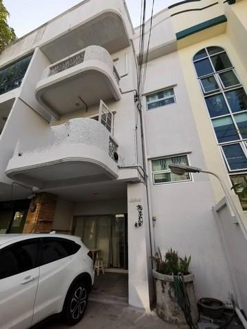 ให้เช่าทาวน์โฮม 3 ชั้น ซอยประดิษฐ์มนูธรรม 3 หมู่บ้าน 84 แมนชั่น พื้นที่ใช้สอย 180 ตรม. มี 2 ห้องนอน 3 ห้องน้ำ ใกล้เลียบด่วนรามอินทรา