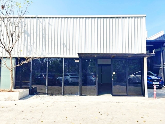 พัฒนาการ40-48 105ตรมให้เช่าโชว์รูมออฟฟิศ 2 ชั้น 33ตรว. 1โถง 1น้ำ จอดรถได้หลายคัน 1 ยูนิตสุดท้าย ใจกลางเมือง สะดวกใกล้7-11 โลตัส 