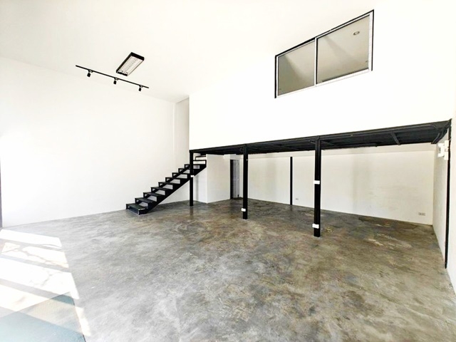 พัฒนาการ40-48 105ตรมให้เช่าโชว์รูมออฟฟิศ 2 ชั้น 33ตรว. 1โถง 1น้ำ จอดรถได้หลายคัน 1 ยูนิตสุดท้าย ใจกลางเมือง สะดวกใกล้7-11 โลตัส