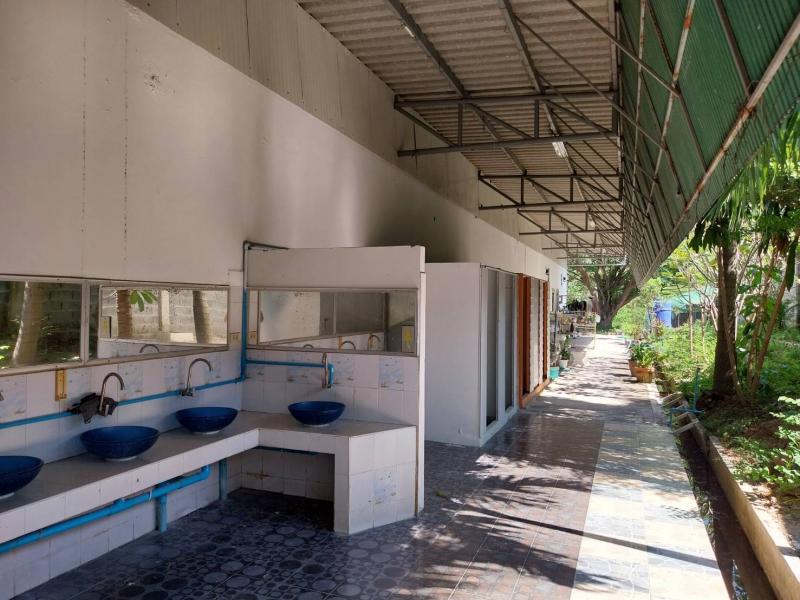 ขายที่ดิน  3 ไร่ เจ้าของขาย  ตำบลบางพระ อำเภอศรีราชา จังหวัดชลบุรี ที่ตั้ง : ตำบลหนองข้างคอก อำเภอศรีราชา จังหวัดชลบุรี 20130https://maps.app.goo.gl/agH7xDKtU8KTpq9i9ขนาดพื้นที่ : 3 ไร่รายละเอียดขายที่ดิน 3ไร่,พร้อมสิ่งปลูกสร้างทั้งหมดเหมาะทำโกดัง หรือ ร้านอาหารอยู่ติดถนนเลี่ยงเมืองชลบุรี ต.หนองข้างคอกอ.เมือง จ.ชลบุรี ตามภาพและโฉนดค่ะติดต่อคุยเจ้าของที่โดยตรงไม่ผ่านนายหน้าสถานใกล้เค