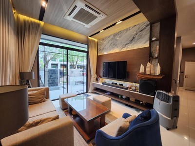 บิ๊วอินสวยทั้งหลัง พร้อมสระว่ายน้ำ ! ขายบ้านหรู บางกอกบูเลอร์วาร์ด แจ้งวัฒนะ 2 เนื้อที่ 70.6 ตร.ว ต่อเติมเต็มพื้นที่ !