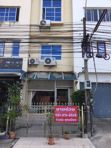 ขายอาคารพาณิชย์ 4 ชั้น หิ้วกระเป๋าอยู่ได้เลยเนื้อที่ 17 ตารางวา ขนาด 3 ห้องนอน 4 ห้องน้ำ 1 ห้องพระเข้าออกได้หลายทาง- รามคำแหง 39 (ซอยวัดเทพลีลา)- รามคำแหง 21- สถานีรถไฟฟ้าใหญ่- เดอะมอลล์รามคำแหงราคาขาย 4.8 ล้านบาทสถานที่ใกล้เคียง1. ราชมังคลากีฬาสถาน2. บิ๊กซี ซูเปอร์เซ็นเตอร์ สาขา หัวหมาก3. เดอะมอลล์ รามคำแหง4. เดอะ สตรีท รัชดา5. เซ็นทรัล พระราม 9ที่ตั้ง ถนน ศรีวรา แขวงพลับพลา