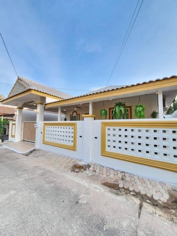 ขายบ้านเดี่ยวพร้อมอยู่  พิกัด พัทยา - ซอยบุญสัมพันธ์ บางละมุง  ชลบุรีรหัส TTR 1653 พิกัด พัทยา - ซอยบุญสัมพันธ์เนื้อที่ 48 ตรว. 3 ห้องนอน 2 ห้องน้ำ 1 ห้องครัว ขายเพียง 3.39 ลบ. ยื่นกู้ให้ฟรี เช็ควงเงินกู้ฟรีไม่มีค่าใช้จ่ายสอบถามเพิ่มเติม/นัดชมโครงการ ยินดีให้บริการค่ะสนใจติดต่อ คุณต๋อย   086 - 5427078ID:LINE 0865427078                คุณต๋อม   081- 9252443 ID:LINE 0819252443