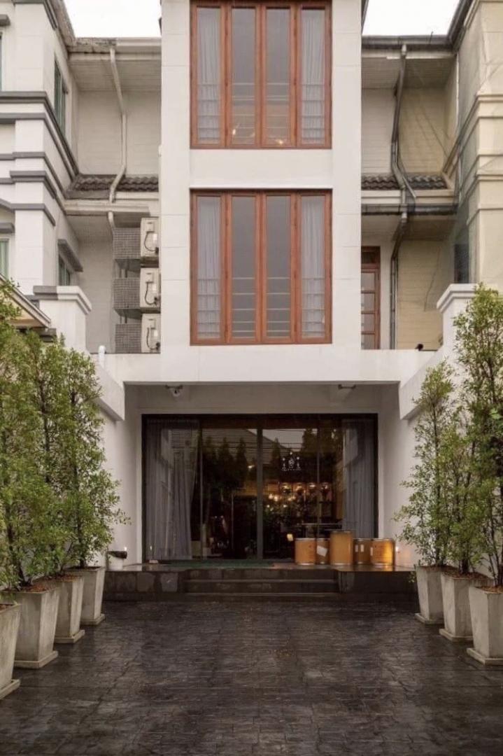 EPL-HR3127 ให้เช่าทาวน์โฮม 3 ชั้น ซอยปรีดีพนงยงค์ 25 เนื้อที่ 32 ตารางวา พื้นที่ใช้สอย 300 ตารางเมตร 4 ห้องนอน 5 ห้องน้ำ ทะลุเอกมัยซอย10 ได้