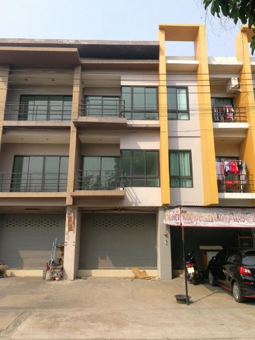   รายละเอียดเพิ่มเติม Code ID : PAP00489  ราคาขาย  4,003,000  บาท- ขนาดพื้นที่ :  20.60 ตร.ว.- พื้นที่ใช้สอย :  183.00 ตร.ม.- จำนวนห้อง :  3 ห้องนอน 2 ห้องน้ำ  - ที่จอดรถ :   1 คัน- บ้านหันทางทิศ :  ตะวันออก พิกัดทรัพย์ :  https://maps.app.goo.gl/BT9FrE81mD5c9Xsz6    สถานที่ใกล้เคียง- ใกล้  โรบินสัน ชลบุรี- ใกล้  โฮมโปร อมตะนคร- ใกล้  แม็คโคร ฟู้ดเซอร์วิส อมตะนคร- ใกล้  วัดอู่ตะเภาสอบถามเพิ่มเติม/นัดชมโทร. 097-419-5982(พลอย)โทร. 096-932-4624(ออมสิน)Line : @panaya (มี@ด้า�