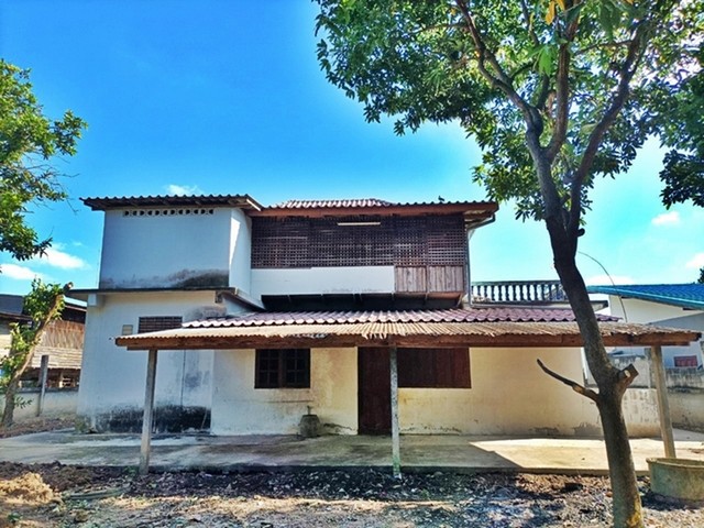 รายละเอียดเพิ่มเติมCode ID : PAP-1-0239ราคาขาย      1,800,000  บาท- ขนาดพื้นที่ : 253 ตร.ว (2 งาน / 53 ตร.ว)- พื้นที่ใช้สอย : 422.50 ตรม- จำนวนห้อง : - ห้องนอน - ห้องน้ำ- ที่จอดรถ : 1-2 คัน- บ้านครึ่งตึกครึ่งไม้ : 2 ชั้น- บ้านครึ่งตึกครึ่งไม้หันทางทิศ : -พิกัดทรัพย์ :     https://maps.app.goo.gl/uiQBsUcPUgJXTAPB7สถานที่ใกล้เคียง- ใกล้โรงเรียนวัดหัวดงใต้- ใกล้โลตัส โกเฟรช ตลาดเก้าเลี้ยว- ใกล้ซีเจ ซูเปอร์มาร์เก็ต สาขาตลาดเก้าเลี้ยว- ใกล้โรง