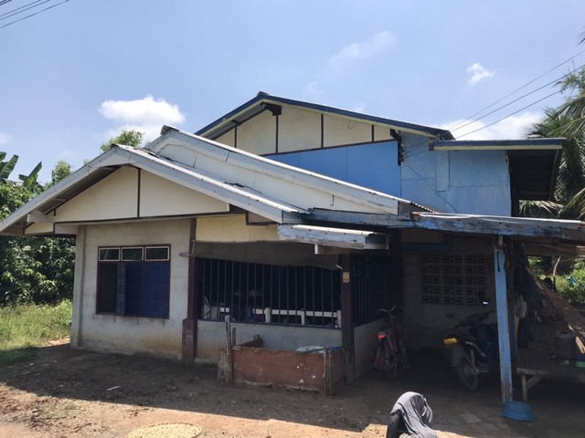 รายละเอียดเพิ่มเติมCode ID : PAP-2-0482 ราคาขาย      570,000 บาท- ขนาดพื้นที่ : 213 ตร.ว (2 งาน / 13 ตร.ว)- พื้นที่ใช้สอย : 144 ตรม- จำนวนห้อง : - ห้องนอน - ห้องน้ำ- ที่จอดรถ : 1-2 คัน- บ้านครึ่งตึกครึ่งไม้ : 2 ชั้น- บ้านครึ่งตึกครึ่งไม้หันทางทิศ : -พิกัดทรัพย์ :     https://maps.app.goo.gl/vB3AJ27X8zGv9dmU9สถานที่ใกล้เคียง- ใกล้โรงเรียนวัดห้วยธารทหาร- ใกล้โรงเรียนวัดเวฬุวัน- ใกล้วัดพนาสวรรค์ (วัดวังตากแดด)- ใกล้วัดใหม่ผึ้งหลวงสอบถามเ