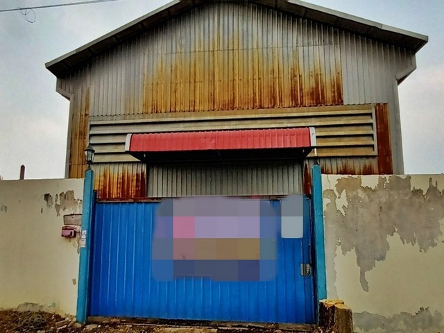 รายละเอียดเพิ่มเติมCode ID : PAP-1-0246 ราคาขาย       2,526,880 บาท- ขนาดพื้นที่ :   100 ตร.ว (1 งาน)- พื้นที่ใช้สอย :   413.50 ตรม- จำนวนห้อง : - ห้องนอน - ห้องน้ำ- ที่จอดรถ :  1-2 คัน- โรงงานพร้อมสำนักงาน :    2 ชั้น- โรงงานพร้อมสำนักงานหันทางทิศ : -พิกัดทรัพย์ :   https://maps.app.goo.gl/B6hrjfws2Q9upof89สถานที่ใกล้เคียง- ใกล้ตลาดแก้วทิพย์ (คลาสเดย์)- ใกล้โลตัส สามพราน- ใกล้วัดสรรเพชญ- ใกล้ตลาดนัดวัดโรมันสอบถามเพิ่มเติม/นัดชมโทร. 097-419-5982(พล�