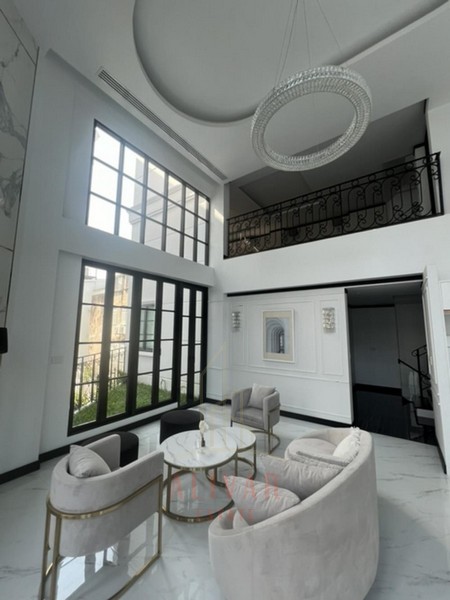 RH030224 ให้เช่า บ้านเดี่ยวทรงสูงสุดหรู 3 ชั้น บนทำเลใจกลางเมือง ซอยสุขุมวิท 67  ห่างจากหน้าซอยเพียง 500 เมตร ค่าเช่า 175,000 บาท / เดือน- สัญญา 1 ปี (ประกัน 2 เดือน ล่วงหน้า 1 เดือน )รายละเอียด- เนื้อที่ 34 ตร.ว - พื้นที่ใช้สอย 200 ตร.ม- 4 ห้องนอน 6 ห้องน้ำ (พร้อมห้องแม่บ้าน)  - พร้อมลิฟท์ส่วนตัว (Access จากอิตาลี) - สระว่ายน้ำ และที่จอดรถ 3 คัน - Living Room เพดานสูง 5.5 m.โล่งโปร่ง Facilities : - เครื่องครัว Franke , Teka ห้องน้ำ