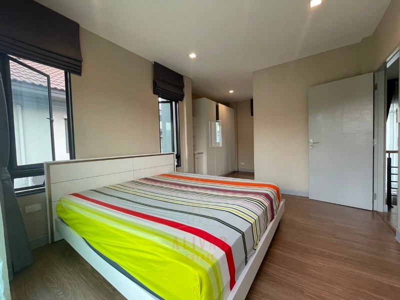 RH030424 ให้เช่า​บ้านเดี่ยว 2ชั้น Life Bangkok Boulevard Wongwaen – Rama 9ค่า​เช่า​ : 32,000​ บาท/เดือน​ (รวมค่าส่วนกลางแล้ว)​- ประกัน​ 2​ เดือน​ - ล่วงหน้า​ 1​ เดือน​ - สัญญาเช่าขั้นต่ำ​ 1​ ปีรายละเอียด- เนื้อที่ 50.3 ตาราวา - พื้นที่ใช้สอย​ 177​ ตารางเมตร- 3​ ห้องนอน​ 3​ ห้องน้ำ​ 1​ ห้องครัว​ 1​ ห้องนั่งเล่น- ที่จอดรถ​ : 2​ คัน- ทิศเหนือ​ (หน้าบ้าน​ไม่โดนแดด)​- เฟอร์นิเจอร์​ มีโซฟา​ ตู้​ ตู้เสื้อผ้า​ ชุดครัว​- เครื