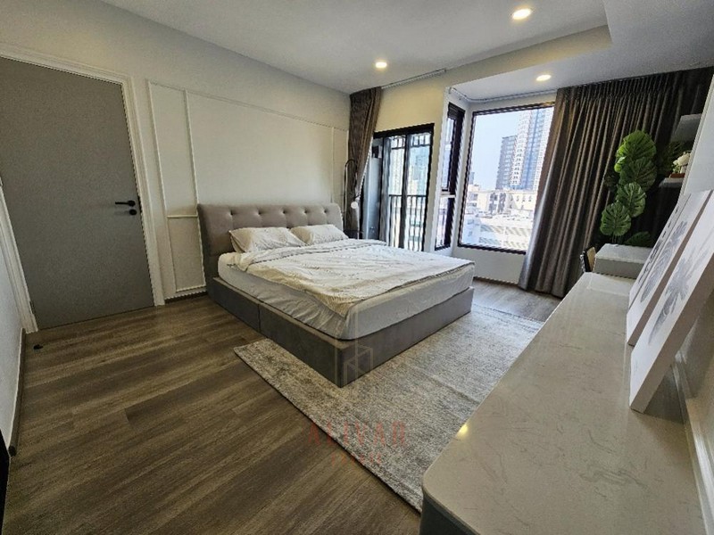 RC030024 ให้เช่าคอนโด SOHO BANGKOK RATCHADA 220 meters from MRT Huai KhwangRental 45,000 THB/month- Deposit 2 Months / Advance 1 MonthDetails :- Size : 52 Sqm. - 1 BedRoom, 1 Living room, - 2 Bath room, 1 Kitchen, 1 Closet room- 7th floorNear by :- รถไฟฟ้า MRT ห้วยขวาง (200 เมตร)- ถนนรัชดาภิเษก (200 เมตร)- ทางพิเศษศรีรัช- ตลาดห้วยขวาง : 800 ม.- The Street : 1.1 กม.- ตลาดเมืองไทยภัทร : 1.3 กม.- Big C Extra รัชดาภิเษก : 1.4 กม.- Esplanade : 1.9 กม.- ตลาดนัดรถไฟรัชดา : 1.9 กม.Location : https://maps.app.goo.gl/VVetKsveDWXerBxQ8ถนนประชาราษฎร์บำเพ็ญ แขวงห้วยขวาง เขตห้วยขวาง กรุงเทพมหานคร 10310Contact Call: 088-691-4246 Line: @aliva