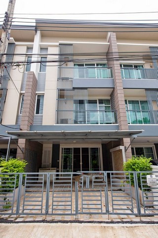 HR1481ให้เช่าทาวน์โฮม 3 ชั้น โครงการทาวน์ อเวนิว ศรีนครินทร์ ซอยอ่อนนุช 68 ใกล้ BTS อ่อนนุช และ Airport link หัวหมากค่าเช่า 30,000 บาท/เดือนติดต่อ : คุณพร 0938091444 (เบอร์นี้แอดไลน์ได้คะ),โทร 0939833259ID Line : henghengpaulaรหัสประกาศ HR1481HR1481ให้เช่าทาวน์โฮม 3 ชั้น โครงการทาวน์ อเวนิว ศรีนครินทร์ ซอยอ่อนนุช 68ใกล้ BTS อ่อนนุช และ Airport link หัวหมากขนาดที่ดิน: 22.5 ตร.ว พื้นที่ใช้สอย : 195 ตร.ม พร้อมเฟอร์นิเจอร์3 ห้องนอน 4 ห้องน้ำ 2 