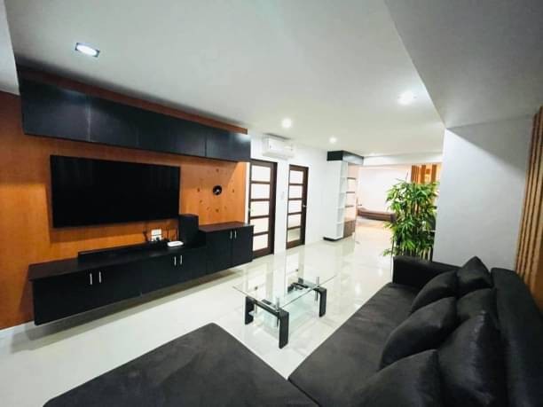 ให้เช่า 28,000 บาท/เดือน ขาย 8.5 ล้าน 2 นอน 2 น้ำ Sky Breeze Condo ใกล้ศูนย์การค้าและตลาด เดินทางสะดวก ใกล้ถนนคลองชล