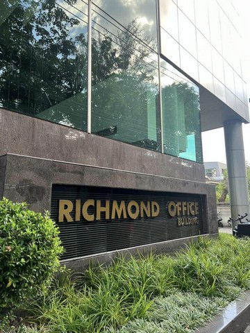 รหัส# TO1128 ให้เช่าและขายห้องชุดสำนักงานอาคาร ริชมอนต์ 162.73 ตารางเมตร ชั้น 15 ซอยสุขุมวิท 26 ห่างจาก BTS พร้อมพงษ์เพียง 500 เมตร*** ราคาขาย 12 ล้านบาท ต่อรองได้ *** ราคาเช่า 80,000 บาท/เดือน ต่อรองได้ ห้องชุดสำนักงานอาคาร ริชมอนต์ ออฟฟิส ชั้น 15 ห่างจากสถานีพร้อมพงษ์แค่ 500 เมตร ภายในเคยทำการรีโนเวทแล้ว ห้องชุดขนาด 162.73 ตารางเมตร เพดานที่นี่สูงถึง 2.70 เมตร โปร่งโล่งสบายมาก มีห้องเล็กกั้�