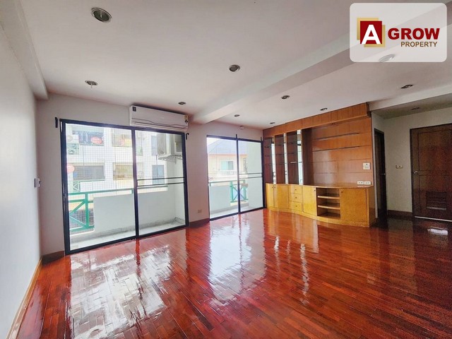 คอนโดบ้าเบญจวรรณ ซอยวัดบัวขวัญ ที่ตั้ง : อยู่ซอย วัดบัวขวัญ ต.บางเขน อ.เมืองนนทบุรี จ.นนทบุณี  ใกล้ ทางด่วนเดอร์มอล์งามวงศ์วานรหัสทรัพย์ : AGC00164ราคาขาย : 2,300,000 บาท รายละเอียด : - เนื้อที่  90 ตร.ม.  ง- ชั้น 3- 2 นอน  - 2 น้ำจุดเด่น : - มีฟิตเนส - สระวายน้ำ - มีรักษาความปลอดภัยตลอด 24 ชม.- เดินทางสะดวก สถานที่ใกล้เคียง : - เดอะมอลล์ งามวงศ์วาน - พันธืทิพย์ งามวงศ์วาน - มหาวิทยาลัยธุรกิจบัณฑิ