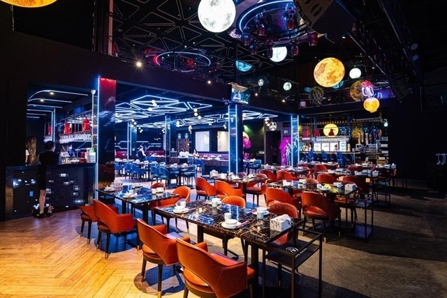  ริมถนนรัชดา ประมาณเกือบ 1 ไร่ ติดถนนใหญ่ เดอะ สตรีท MRTสุทธิสารลานจอดรถ 2,350 ตรม. ใหญ่มาก ทำเลดี 2โถง 6น้ำ 