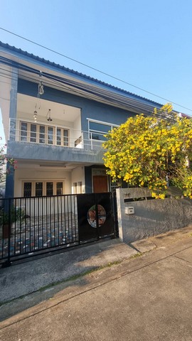 ให้เช่าบ้านเดี่ยว 2 ชั้น ปลูกสร้างเอง อยู่ในซอยพัฒนาการ 41 เนื้อที่ 46 ตรว. พื้นที่ใช้สอยประมาณ 160 ตรม. มี 3 ห้องนอน 2 ห้องน้ำ ใกล้โลตัสพัฒนาการ และจุดขึ้นลง-ทางด่วน เงียบสงบเป็นส่วนตัว ไม่มีค่าใช้จ่ายส่วนกลาง มีแอร์ พร้อมเฟอร์ฯ บางส่วนสถานที่ใกล้เคียง1. มหาวิทยาลัยเกษมบัณฑิต พัฒนาการ2. โรงพยาบาลสมิตเวช ศรีนครินทร์ ,โรงพยาบาลวิภาราม3. เทสโก้โลตัสพัฒนาการ4. Max Value พัฒน