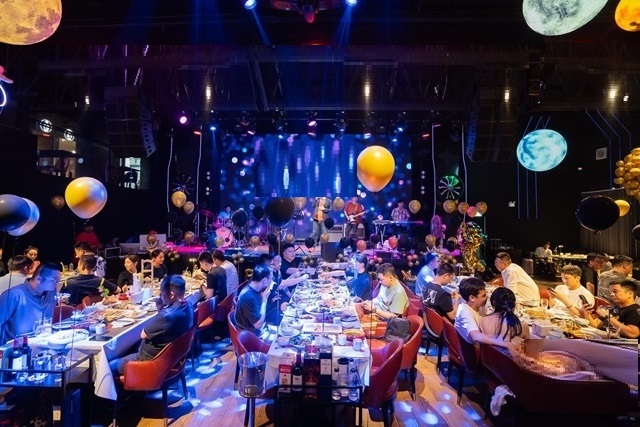  ริมถนนรัชดา ประมาณเกือบ 1 ไร่ 2,355 ตรม. เดอะ สตรีท MRTสุทธิสารลานจอดรถ ใหญ่มาก ทำเลดี 2โถง 6น้ำ  ติดถนนใหญ่  