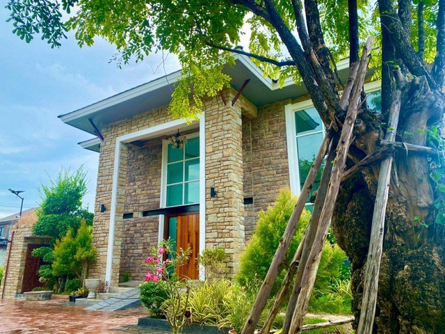 ขายบ้านเดี่ยวโครงการ Chetawan Relieve House บางบัวทอง,นนทบุรี รหัส TTR 1659โครงการ Chetawan Relieve  House เนื้อที่ 378 ตร.ว.   พื้นที่ใช้สอย  881  ตร.ม. ลักษณะตัวบ้านเป็นอาคารประหยัดพลังงาน ผนังเป็นอิฐมอญหนา 2 ชั้น เพื่อป้องกันความร้อนเข้าอาคารบ้าน 2 ชั้น  7  ห้องนอน  7  ห้องน้ำ  และ 1 ห้องแม่บ้านมีเรือนรับรองขนาดใหญ่ บริเวณบ้านมีสวนป่า และน้ำตก ลำธาณขนาดใหญ่ ให้ความรู้สึกผ่อนคลาย จอดรถได้  4-8  คัน  , แอร์ 5 