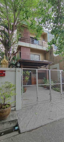 ขายทาวน์เฮ้าส์ 3 ชั้น ซอยลาดพร้าว-วังหิน 80 ถ.ลาดพร้าว-วังหิน แขวงลาดพร้าว เขตลาดพร้าว กรุงเทพฯรหัสTTR1656ซอย ลาดพร้าว-วังหิน 80 ถนน ลาดพร้าว - วังหิน แขวงลาดพร้าว เขตลาดพร้าว,กรุงเทพมหานครขนาดที่ดิน 36.00 ตร.ว.พื้นที่ใช้สอย 180.00 ตร.ม.จำนวนชั้น 3 ชั้นห้องนอน:4, ห้องน้ำ:3, ห้องรับแขก: 1, ห้องครัว: 1ที่จอดรถ 1 คันสถานที่ใกล้เคียง- ใกล้มหาวิทยาลัยเกษตรศาสตร์- ใกล้ตลาดวังหิน- ใกล้ถนนเกษ