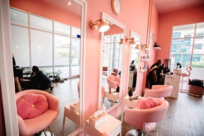 เซ้งด่วน‼️ #ย่านธุรกิจ  ใกล้ ม.กรุงเทพกล้วยน้ำไท และรร.นานาชาติ  ถูกๆ 370,000บ #ได้คืนอีก ทำเลทอง #มีที่จอดรถ ติดถนนใหญ่เส้นพระราม 4 มีหอพักนักศึกษาและคอนโดมากมาย #ส่งต่อร้านเสริมสวยครบวงจร หรือร่วมหุ้นบริหารต่อ ร้านเสริมสวย ผม ทำเล็บ ขนตา เปิดมา3ปีแล้ว พร้อมฐานลูกค้าประจำ มีฐานลูกค้าทั้งไทยและต่างชาติภายในร้านแยกโซนเป็นสัดส่วน ห้องน้ำในตัว เซ้งถูก 370,000บ เน้