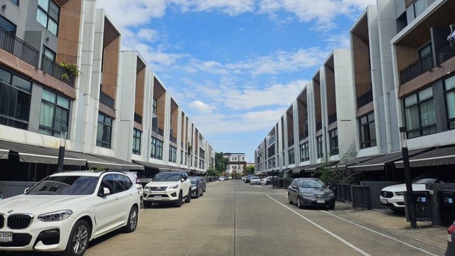 [V-006] อาร์เด้น พัฒนาการ ซอยพัฒนาการ 20ขนาด 23 ตร.ว. ตกแต่งพร้อมอยู่ สไตล์ร่วมสมัย3 ห้องนอน 4 ห้องน้ำ 2+1 ที่จอดรถ **ให้เช่าพร้อมเฟอร์นิเจอร์ทั้งหมด**-ห้องครัวบิวท์อินพร้อมไมโครเวฟ ตู้เย็น เตาแม่เหล็กไฟฟ้า เครื่องดูดควัน และเครื่องซักผ้า-ห้องนอนใหญ่พร้อมเตียงขนาดคิงไซส์และตู้เสื้อผ้าแบบ walk-in closet-เครื่องปรับอากาศ 5 เครื่อง-สวนหลังบ้าน65,000.-/เดือน สัญญาขั้นต่ำ 1 ปี แรกเข้า ป�