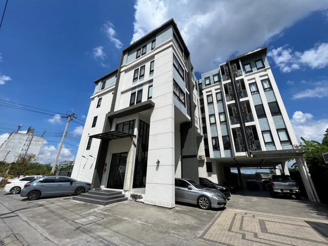  รายละเอียดเพิ่มเติม Code ID : D069  ราคาขาย 2,565,000  บาท- พื้นที่ใช้สอย :   29.38 ตร.ว.- จำนวนห้อง :  1 ห้องนอน 1 ห้องน้ำ  - ชั้น : 4   - อาคาร : 1  พิกัดทรัพย์ : https://maps.app.goo.gl/v7zZsDZpWJriU8nU7    สถานที่ใกล้เคียง- ใกล้ห้างเดอะพรอมานาด, ซุปเปอร์มาร์เก็ต- ใกล้ท็อปส์ มาร์เก็ต สาขาโรบินสัน แฟชั่นไอซ์แลนด์, ห้างแฟชั่นไอส์แลนด์, มหาวิทยาลัยรัตนบัณฑิต, มหาวิทยาลัย - ใกล้สถาบันบัณฑิตพัฒนบริหารศาสตร์ , มหาวิทยาลัยเกษมบั�