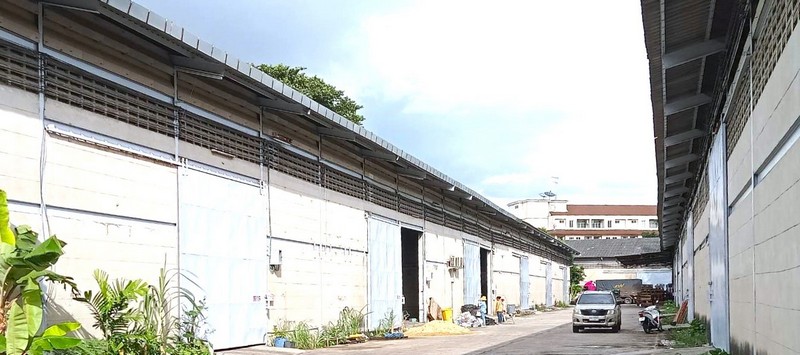 ให้เช่าโกดัง บางนา-ตราด กม. 17 ขนาด 800 ตรม. พื้นผิวคอนกรีตสามารถรับน้ำหนักได้ 3 ตัน/ตร.ม. ใกล้ ม.หัวเฉียวเฉลิมพระเกียรติ รถเข้าออกสะดวก 