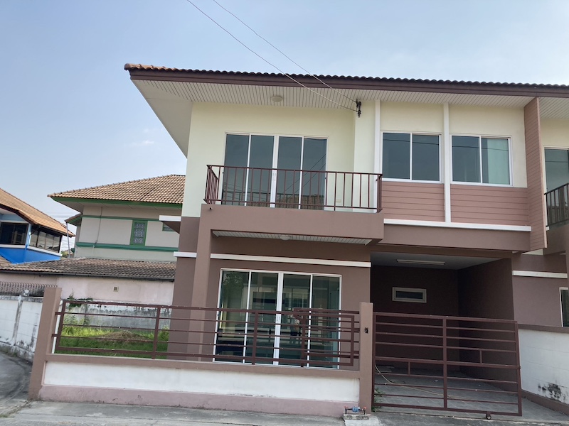 BS789 ขายทาวน์โฮม2ชั้น 3 ห้องนอน 2 ห้องน้ำ สุขาภิบาล5 พื้นที่ใช้สอย 138 -150 ตรม.  ผนังก่อด้วยอิฐมอลเบา ตรงข้ามท็อปส์ เดลี่ สุขาภิบาล5Agent Postcontact : คุณบัว Bua Agent 0936464597, 0826914598Line : Bua093ราคาขาย 2,980,000บาทBS789 ทาวน์โฮม2ชั้น มี 2ขนาด จอง20,000บาทเนื้อที่ 22.00ตรว. พื้นที่ใช้สอย 138ตรม. ขาย 2,980,000บาทเนื้อที่ 26.40ตรว. พื้นที่ใช้สอย 138ตรม. ขาย 3,280,000บาททาวน์โฮม2ชั้น มือหนึ่ง หน้ากว้าง 7.50-9.0เมตร มีระเบียงใหญ่ ผนังอิฐมวลเบา ถนนโ