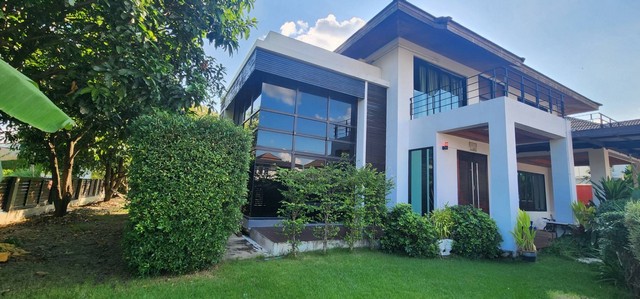 Sub1019ให้เช่าบ้าน ซ.สรณคมน์ 17 เขตดอนเมือง บ้านเดี่ยว 199 ตรว  120,000 ต่อเดือน แบบบ้านเดี่ยวส่วนตัวพื้นที่ใช้สอย มีห้องครัว ห้องสำหรับทำงานพร้อมโต๊ะประชุม มีมุมรับแขก มีมุมนั่งเล่น มีสนามหญ้าให้เดินเล่น ขนาด 199 ตรว ร่วมพื้นที่สวนมีห้องนอนชั้นล่าง 1 ห้อง ส่วนชั้น2 มี 2 ห้องนอน 2 ห้องน้ำเตียงคิงไซด์ และเตียงคู่ มีระเบียงทั้งสองห้อง อากาศโปร่งสบาย ใกล้สนามบินเพียง 10 นาที