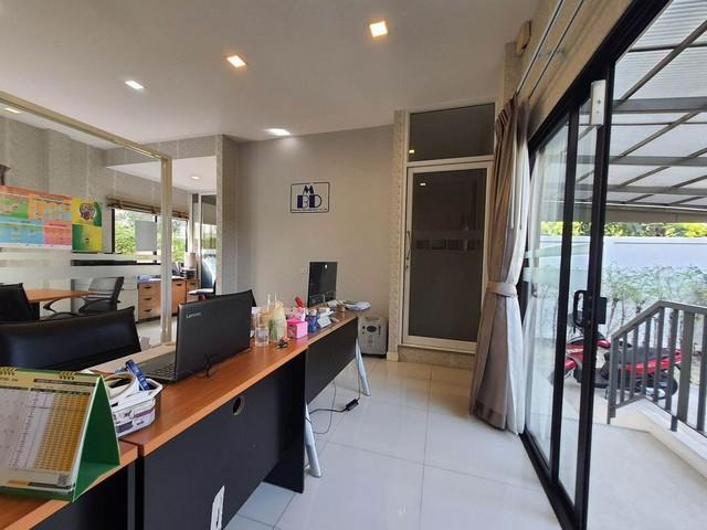 PB3838 ให้เช่า โฮมออฟฟิศ 3 ชั้น ติดถนนกรุงเทพกรีฑาตัดใหม่ พร้อมเฟอร์นิเจอร์สำนักงาน โครงการ Villa Albero กรุงเทพกรีฑา