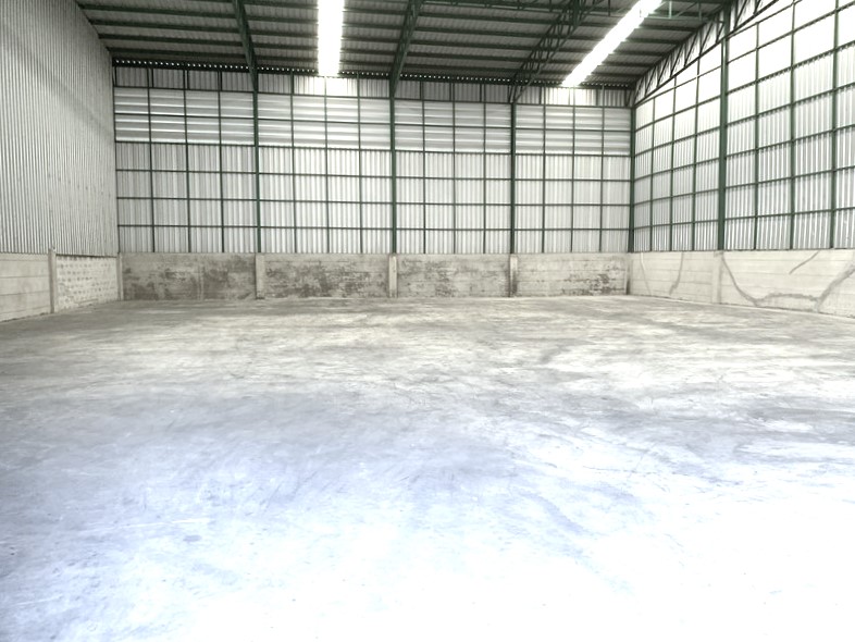 ให้เช่าโกดัง บางนา-ตราด กม. 25 ขนาด 500 ตรม. พื้นผิวคอนกรีตสามารถรับน้ำหนักได้ 3 ตัน/ตร.ม. ใกล้ ม.เอแบค บางนา รถเข้าออกสะดวก 