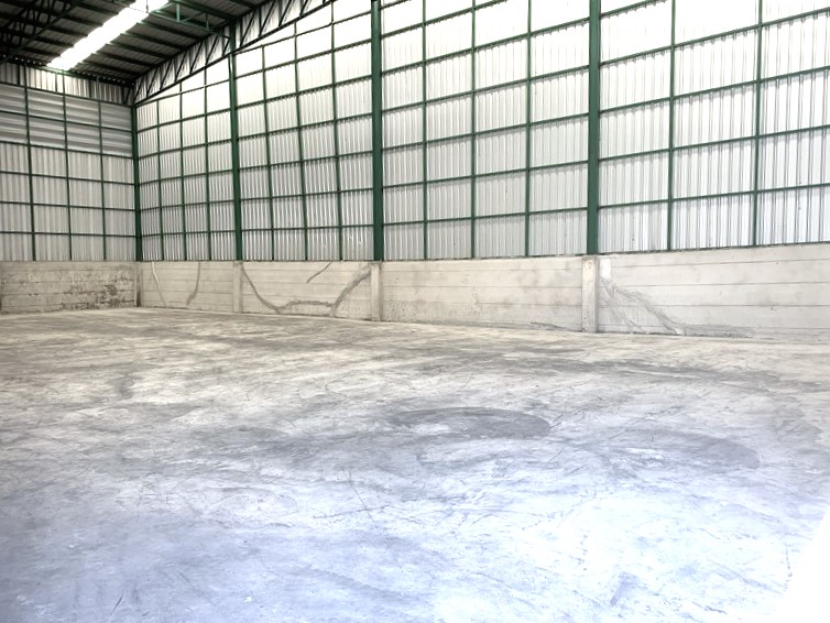 ให้เช่าโกดัง บางนา-ตราด กม. 25 ขนาด 500 ตรม. พื้นผิวคอนกรีตสามารถรับน้ำหนักได้ 3 ตัน/ตร.ม. ใกล้ ม.เอแบค บางนา รถเข้าออกสะดวก