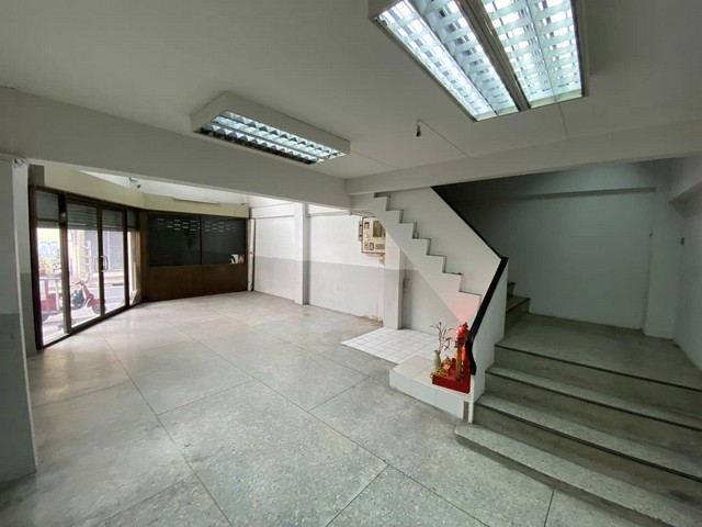 BS1299ให้เช่าอาคารพาณิชย์ 4 ชั้น ใกล้สำเพ็ง ห่างMRT สามยอด ประมาณ 900 เมตร เหมาะหลายธุรกิจ