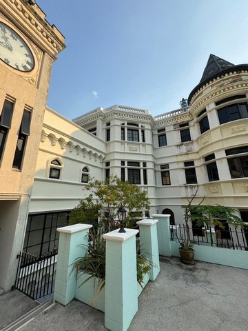 โครงการชิชา คาสเทิล (Chicha Castle) บ้านหันหน้าทิศเหนือทาวน์โฮม 4 ชั้น เนื้อที่ 43 ตารางวา พื้นที่ใช้สอย 491.05 ตรม. ห้องโถงขนาดใหญ่ 2 ห้อง (ชั้น 1-2) 3 ห้องนอน 6 ห้องน้ำ 1 ห้องอเนกประสงค์ 1 ห้องนอนแม่บ้านจอดรถ 3 คัน สระว่ายน้ำส่วนกลาง ระบบกล้องวงจรปิด CCTVเจ้าหน้าที่รักษาความปลอดภัยติดตั้งลิฟท์บ้าน (Home Lift) ไฮดรอลิค 4 ชั้นราคา 21,900,000 บาท ฟรีโอน ที่ตั้ง : ซอยสุขุมวิท31 ถนนสุขุมวิท แขวงคลองตันเห