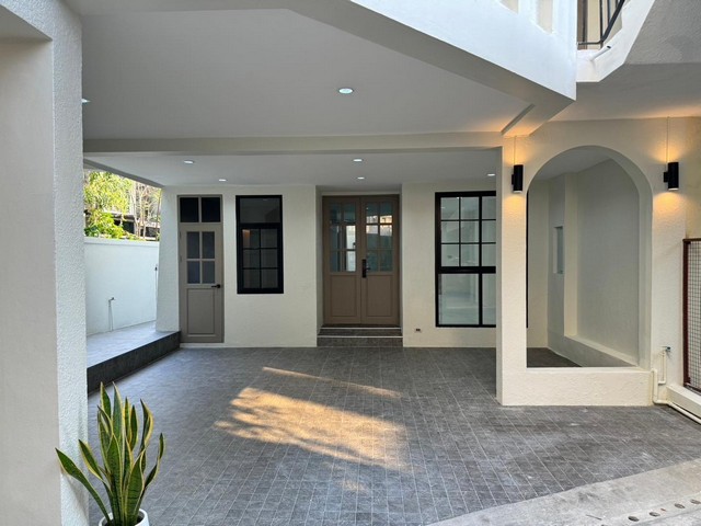 ชิชา คาสเทิล (Chicha Castle)  ทาวน์โฮม พูลวิลล่า 4  ชั้น  ติดตั้งลิฟท์บ้าน